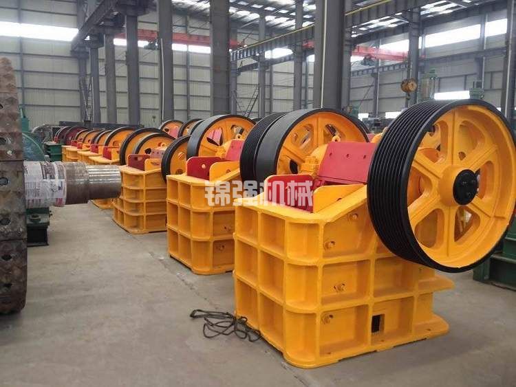 青石破碎機(jī)設(shè)備有哪些呢?破青石用什么破碎機(jī)好?(圖1) 青石破碎機(jī)設(shè)備有哪些呢?破青石用什么破碎機(jī)好?(圖1)